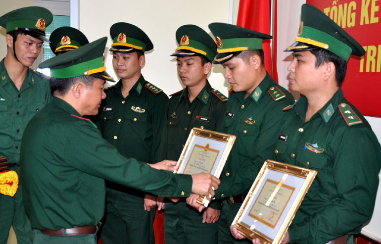 Trung úy Lô Văn Giới nhận giấy khen của Chính ủy BĐBP tỉnh.