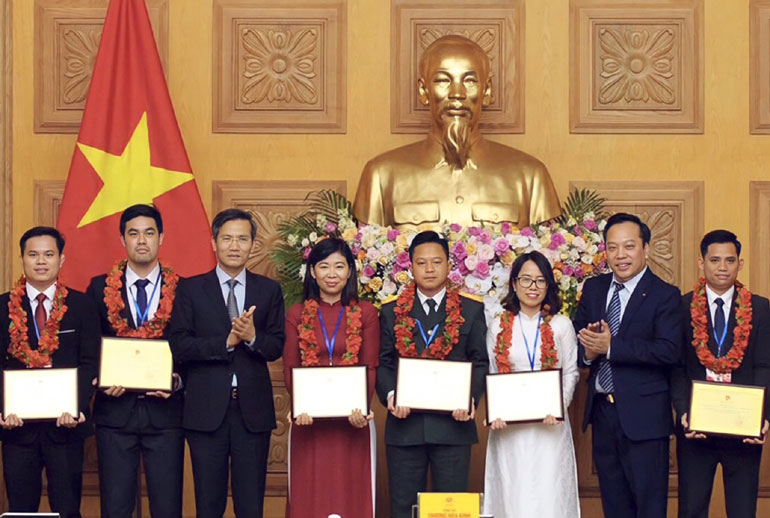 Tường Vi (thứ 4 từ trái sang) nhận Giải thưởng “Cán bộ, công chức, viên chức trẻ giỏi toàn quốc” năm 2020.
