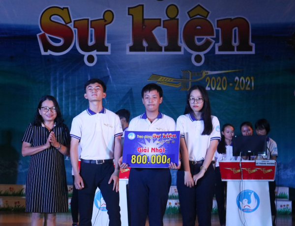 Ban Tổ chức trao giải nhất vòng laoi5 số cuối cùng cho Trường THPT Nguyễn Huệ (TP. Tuy Hòa).
