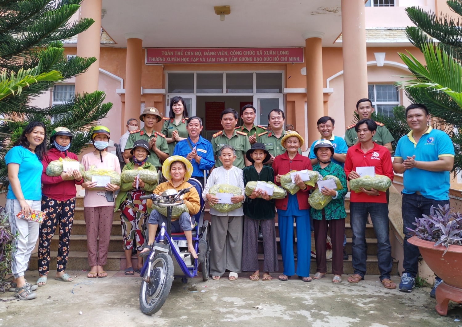 Chi đoàn Phòng Tham mưu tặng quà hộ nghèo bị thiệt hại do bão lũ gây ra tại xã Xuân Long, huyện Đồng Xuân