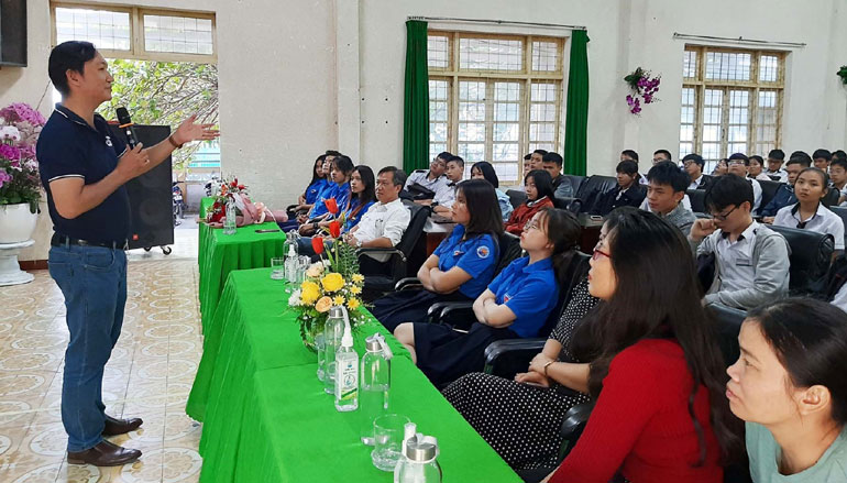 Anh Phạm Ngọc Duy Liêm chia sẻ kiến thức về khởi nghiệp cho học sinh Trường THPT chuyên Lương Văn Chánh.
