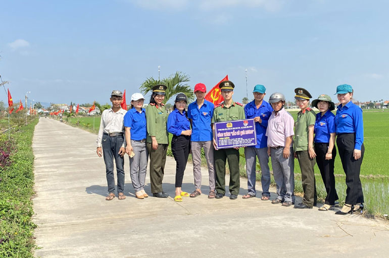 Đại diện Phòng Hậu cần và Xã đoàn Hòa Đồng bàn giao công trình Sắc cờ quê hương cho thôn Phú Phong.
