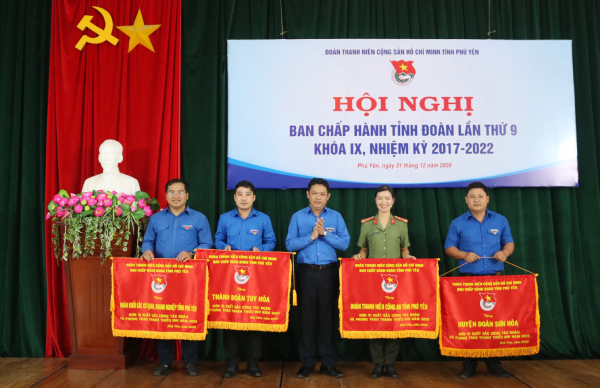 Bí thư Tỉnh Đoàn Phan Xuân Hạnh trao cờ thi đua xuất sắt cho các đơn vị.