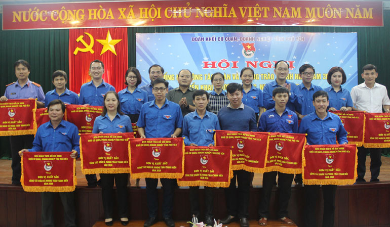 Đại diện các tập thể nhận cờ xuất sắc của Đoàn Khối Cơ quan, Doanh nghiệp tỉnh.