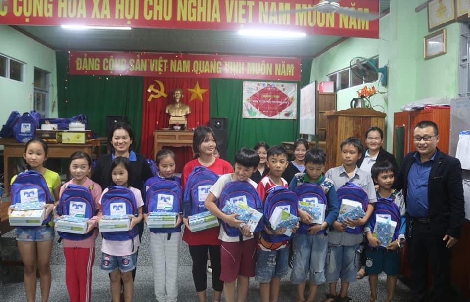 Đội thanh niên tình nguyện dạy tiếng Anh cấp tỉnh tặng quà cho trẻ em khó khăn.