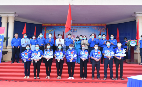 Các đồng chí lãnh đạo tỉnh trao cờ Đoàn cho Thường trực Tỉnh Đoàn khởi động Tháng Thanh niên năm 2021.