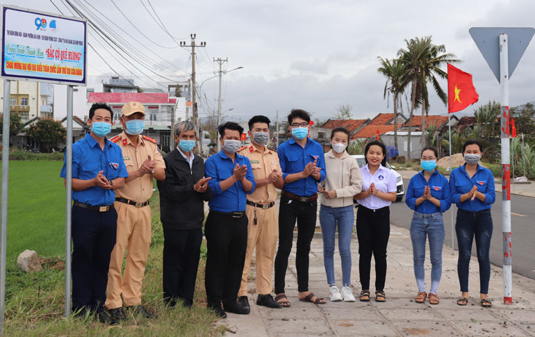 Thị Đoàn Đông Hòa bàn giao công trình thanh niên Sắc cờ quê hương tại phường Hòa Vinh.