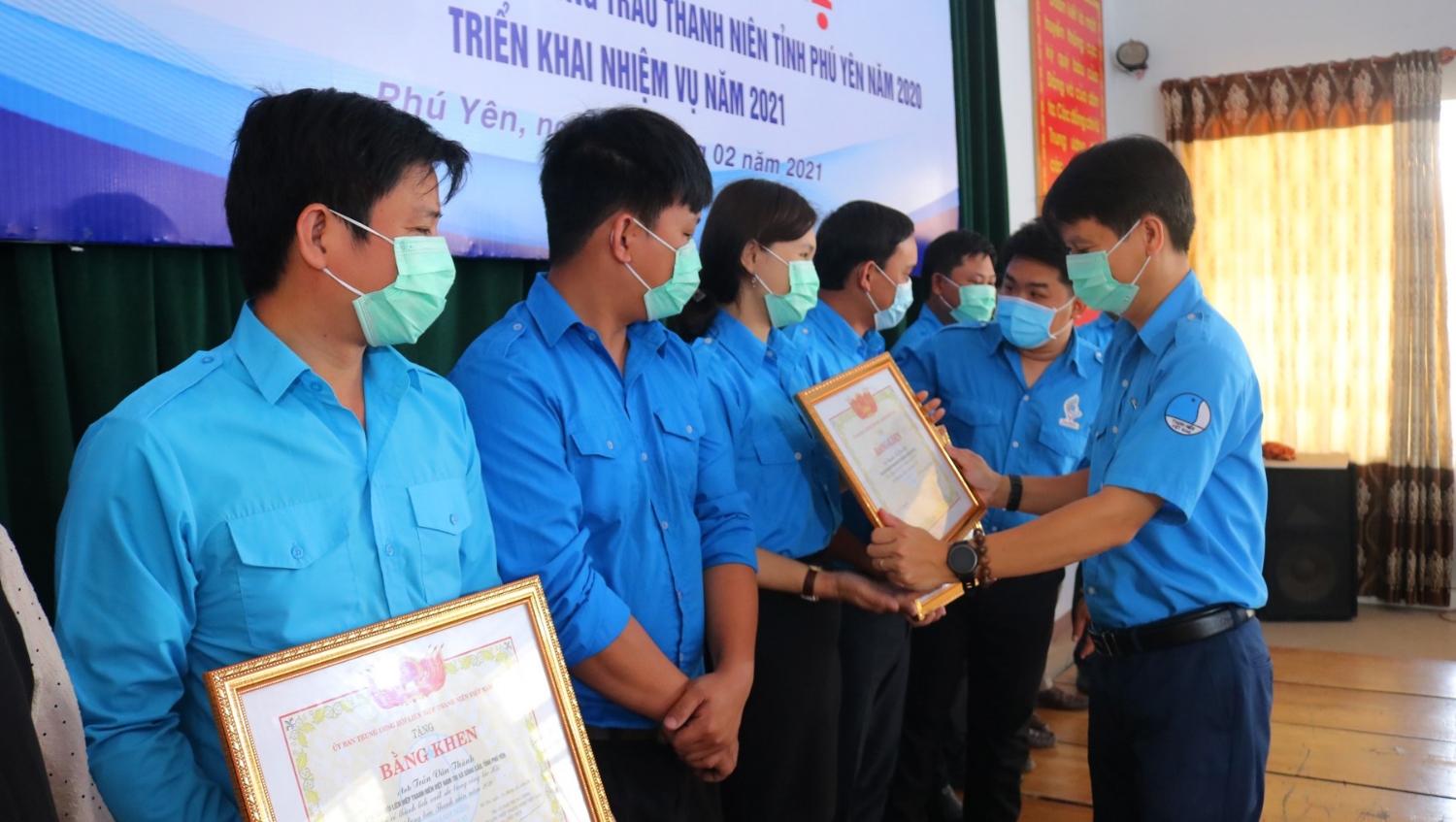 Chủ tịch Ủy ban Hội LHTN Việt Nam tỉnh Lương Minh Tùng tặng bằng khen của Ủy ban Trung ương Hội LHTN Việt Nam cho các cá nhân.