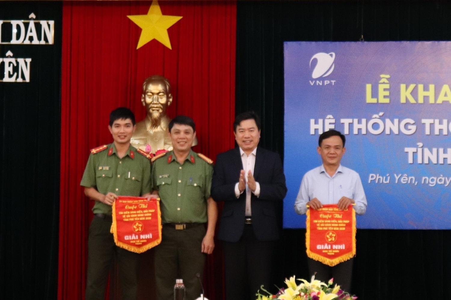 Đ/c Trần Hữu Thế- PBT Tỉnh ủy, Chủ tịch UBND tỉnh trao giải cuộc thi “Tìm kiếm sáng kiến, giải pháp về CCHC tỉnh” năm 2020 cho Đại úy Tô Hoài Phong (ngoài cùng bên trái)