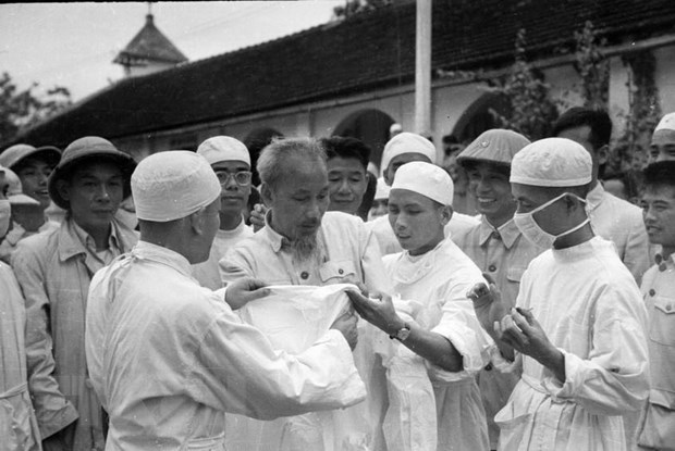 Chủ tịch Hồ Chí Minh thăm Bệnh viện Quân y Hải Phòng (tháng 5/1957). Ảnh: internet