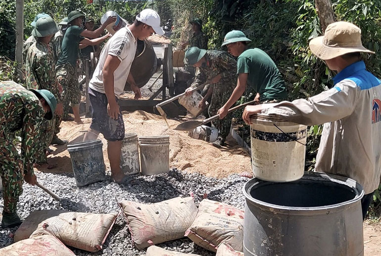 Đoàn viên, thanh niên làm đường bê tông tại thôn Định Trung 3.