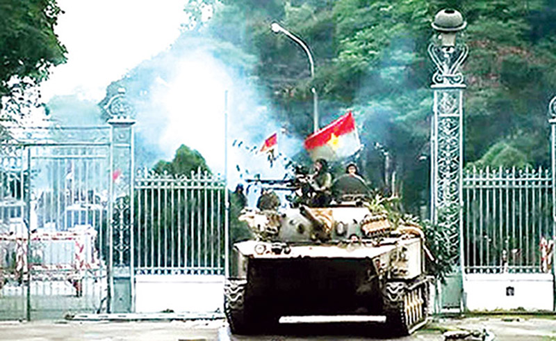 Xe tăng quân giải phóng tiến vào Dinh Độc Lập ngày 30/4/1975 (Ảnh tư liệu)