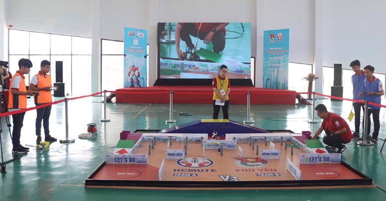 Các đội tranh tài tại Cuộc thi Sáng tạo Robot Phú Yên - Robocon lần thứ I năm 2021.