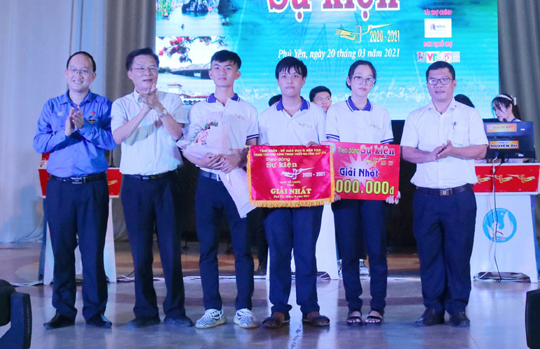 Ban tổ chức trao giải nhất cho Trường THPT Nguyễn Huệ.