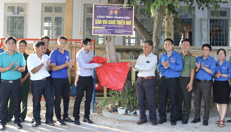 Các đơn vị kéo băng khánh thành, bàn giao khu vui chơi thiếu nhi cho Trường tiểu học Nguyễn Viết Xuân.