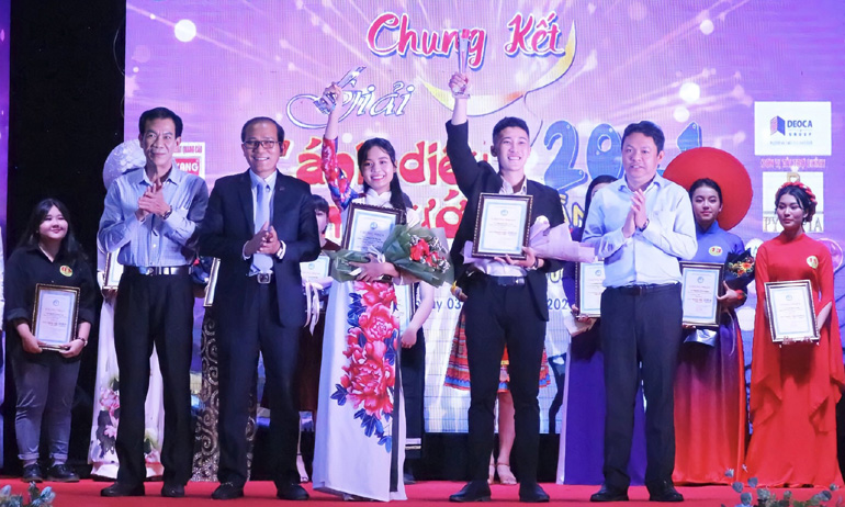 Lãnh đạo Ban Dân vận Tỉnh ủy, Tỉnh Đoàn và đại diện nhà tài trợ trao thưởng cho hai giải nhất.