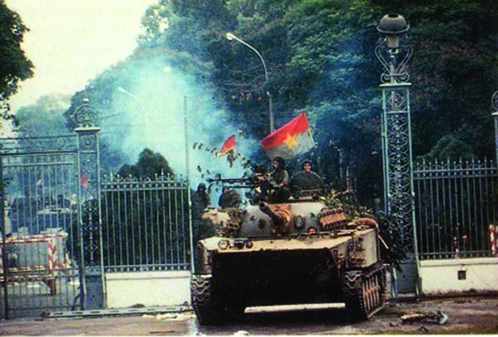 Xe tăng quân giải phóng tiến vào Dinh Độc Lập, trưa 30-4-1975.