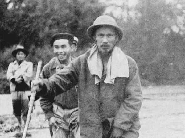 Bác Hồ trên đường đi công tác ở Việt Bắc, 1951. (Ảnh: Tư liệu/TTXVN phát)