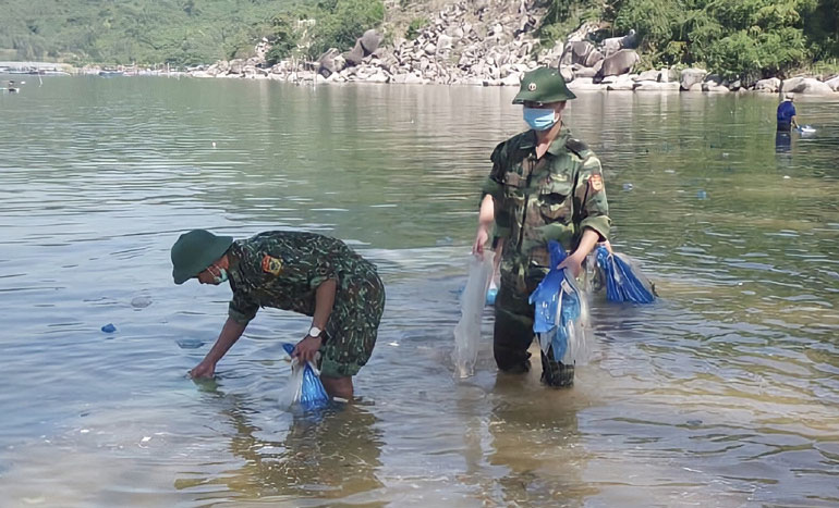 Đoàn viên, thanh niên Đồn Biên phòng Cửa khẩu Cảng Vũng Rô ra quân làm sạch biển.