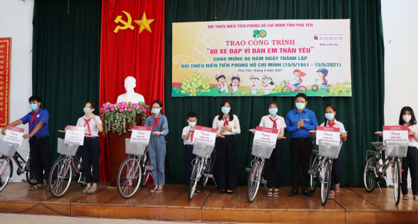 Đ/c Phan Xuân Hạnh, Bí thư Tỉnh Đoàn cùng đại diện Ngân hàng Nông nghiệp và Phát triển nông thôn Việt Nam - Chi nhánh Phú Yên trao xe đạp cho các em học sinh.