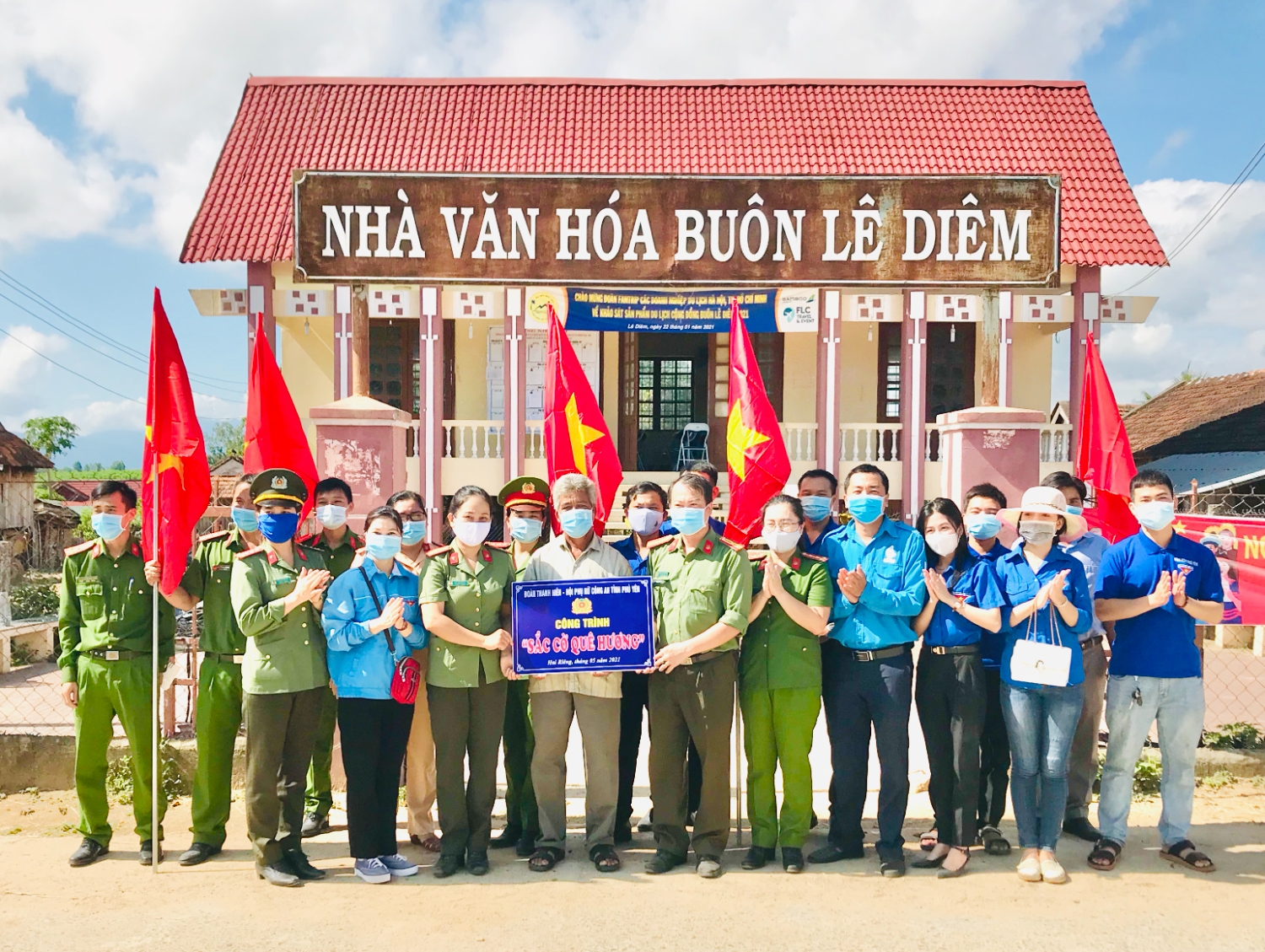 Bàn giao công trình "Sắc cờ quê hương" tại buôn Lê Diêm, thị trấn Hai Riêng.