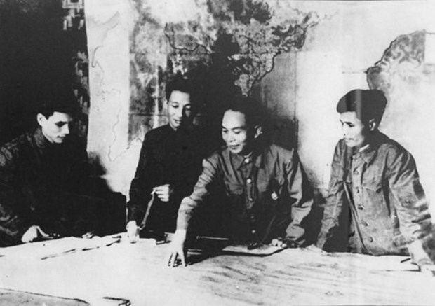 Ngày 14/1/1954, Đại tướng Võ Nguyên Giáp và Bộ Chỉ huy chiến dịch bàn phương án tác chiến cho chiến dịch Điện Biên Phủ. (Ảnh: TTXVN)