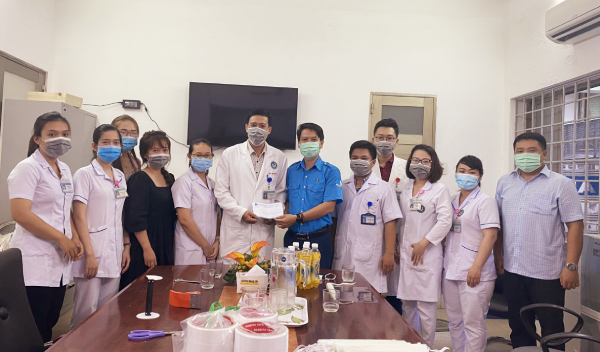 anh Lương Minh Tùng trao quà động viên các y, bác sĩ trẻ đang thực hiện công tác phòng chống dịch Covid-19.