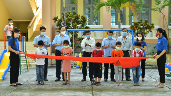 Thường trực Hội đồng Đội tỉnh và lãnh đạo huyện Đồng Xuân chứng kiến các em thiếu nhi cắt bang khánh thành công trình “Khu vui chơi cho thiếu nhi”.