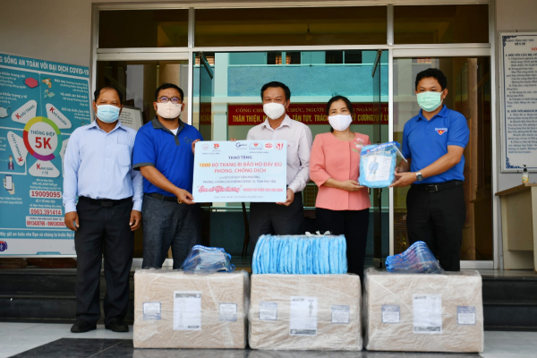 Đoàn trao tặng bảng tượng trưng 1.000 bộ trang bị bảo hộ y tế phòng, chống dịch Covid-19 cho Sở Chỉ huy tiền phương phòng, chống dịch bệnh Covid-19 tỉnh Phú Yên.