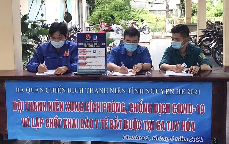 Đoàn viên thanh niên TP Tuy Hòa thành lập Đội thanh niên xung kích phòng, chống dịch COVID-19 và lập chốt khai báo y tế bắt buộc tại ga Tuy Hòa.