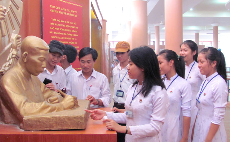 Đoàn Trường THPT Trần Phú tổ chức cho đoàn viên thanh niên, học sinh tham quan Khu di tích lịch sử cấp quốc gia Thành An Thổ, qua đó giáo dục truyền thống cách mạng cho thế hệ trẻ.