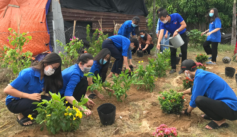 Đoàn viên thanh niên TP Tuy Hòa trồng cây thực hiện công trình điểm “Vườn ươm thanh niên”.