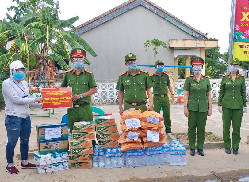 Chi đoàn Phòng Cảnh sát QLHC về TTXH tặng quà cho nhân dân khu vực phong tỏa xã Bình Kiến