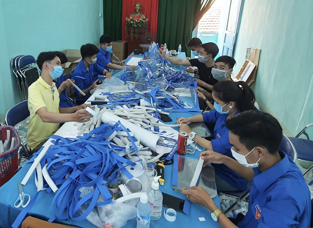 Các tình nguyện viên Đội hình phản ứng nhanh phòng, chống dịch bệnh COVID-19 TP Tuy Hòa làm mũ kính chống giọt bắn tặng cho các điểm phong tỏa, cách ly.