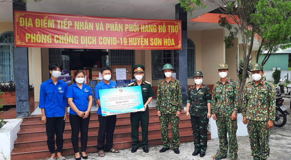 Huyện Đoàn Sơn Hòa tiếp nhận hàng cứu trợ của đơn vị  Đoàn thanh niên Quân sự tỉnh.
