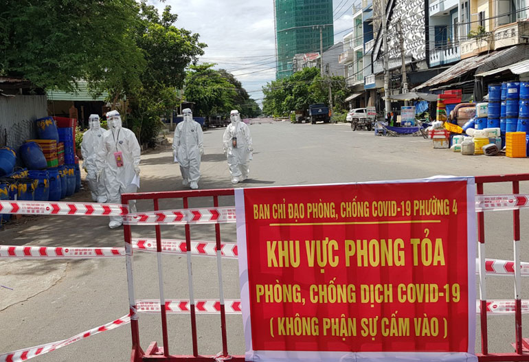 Đội phản ứng nhanh phòng, chống dịch COVID-19 đi truy vết trong một khu vực phong tỏa thuộc phường 4, TP Tuy Hòa.
