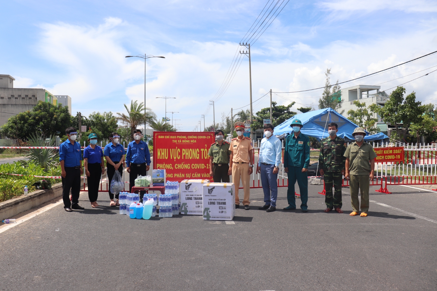 Thị Đoàn Đông Hòa thăm, tặng quà lực lượng đang làm nhiệm vụ tại chốt kiểm soát dịch COVID-19 khu phố Phú Thọ