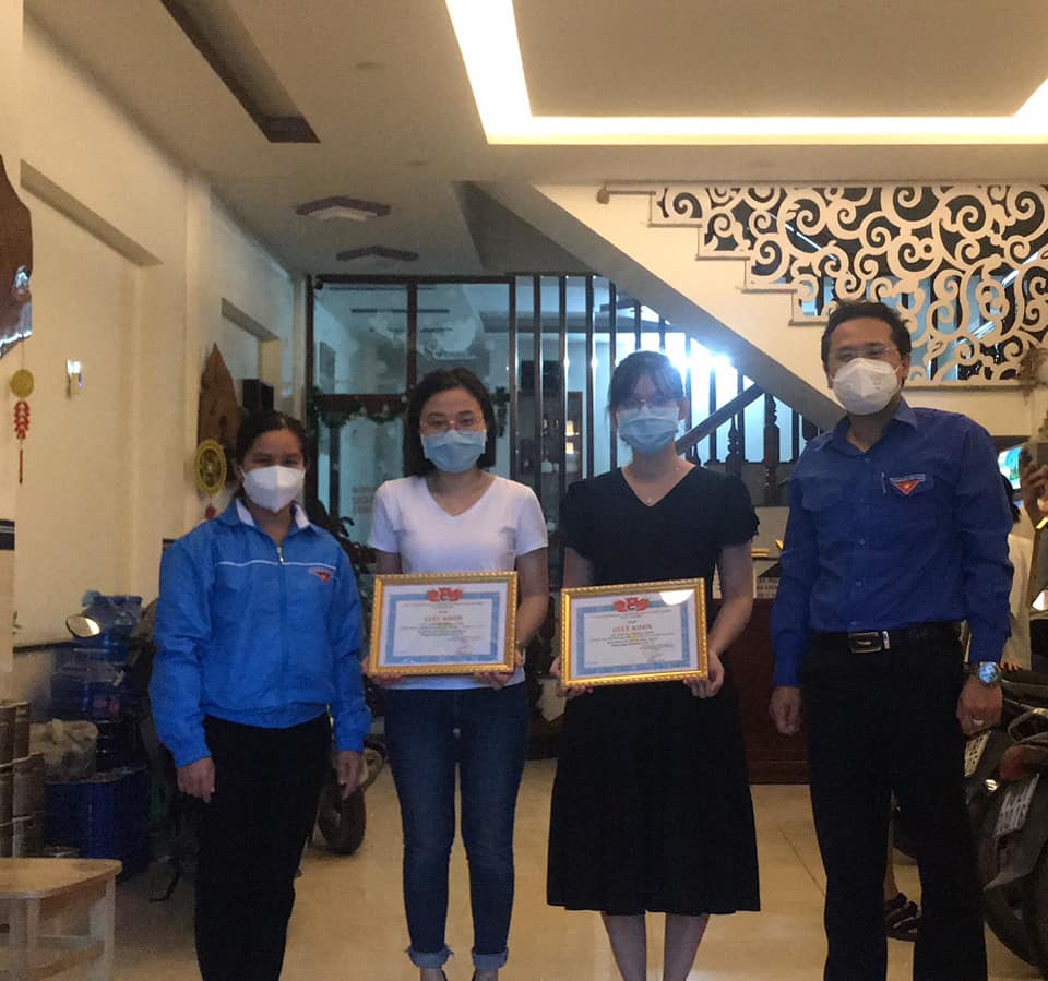 Huyện Đoàn Phú Hòa tặng giấy khen cho cá nhân của đội hình sinh viên tình nguyện trường Đại học kỹ thuật Y – Dược Đà Nẵng.