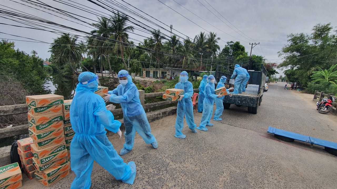 Các tình nguyện viên tham gia vận chuyển hàng hóa đến người dân trên địa bàn thành phố Tuy Hòa.