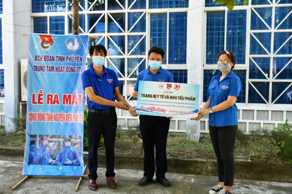 Bí thư Tỉnh Đoàn Phan Xuân Hạnh trao bảng tượng trưng trang thiết bị y tế và nhu yếu phẩm cho Ban Điều phối hoạt động Cộng đồng Tình nguyện viên Phú Yên hỗ trợ người dân