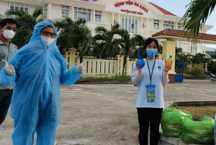 Bé Ba trong bộ đồ phòng dịch cung cấp nước trà đào chanh sả cho lực lượng y tế ở Bệnh viện Phú Hòa.