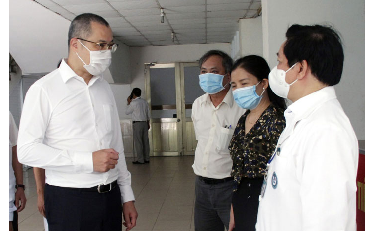 Bí thư Tỉnh ủy Phú Yên Phạm Đại Dương đi kiểm tra công tác tiêm vắc xin phòng COVID-19 tại Bệnh viện Đa khoa Phú Yên.