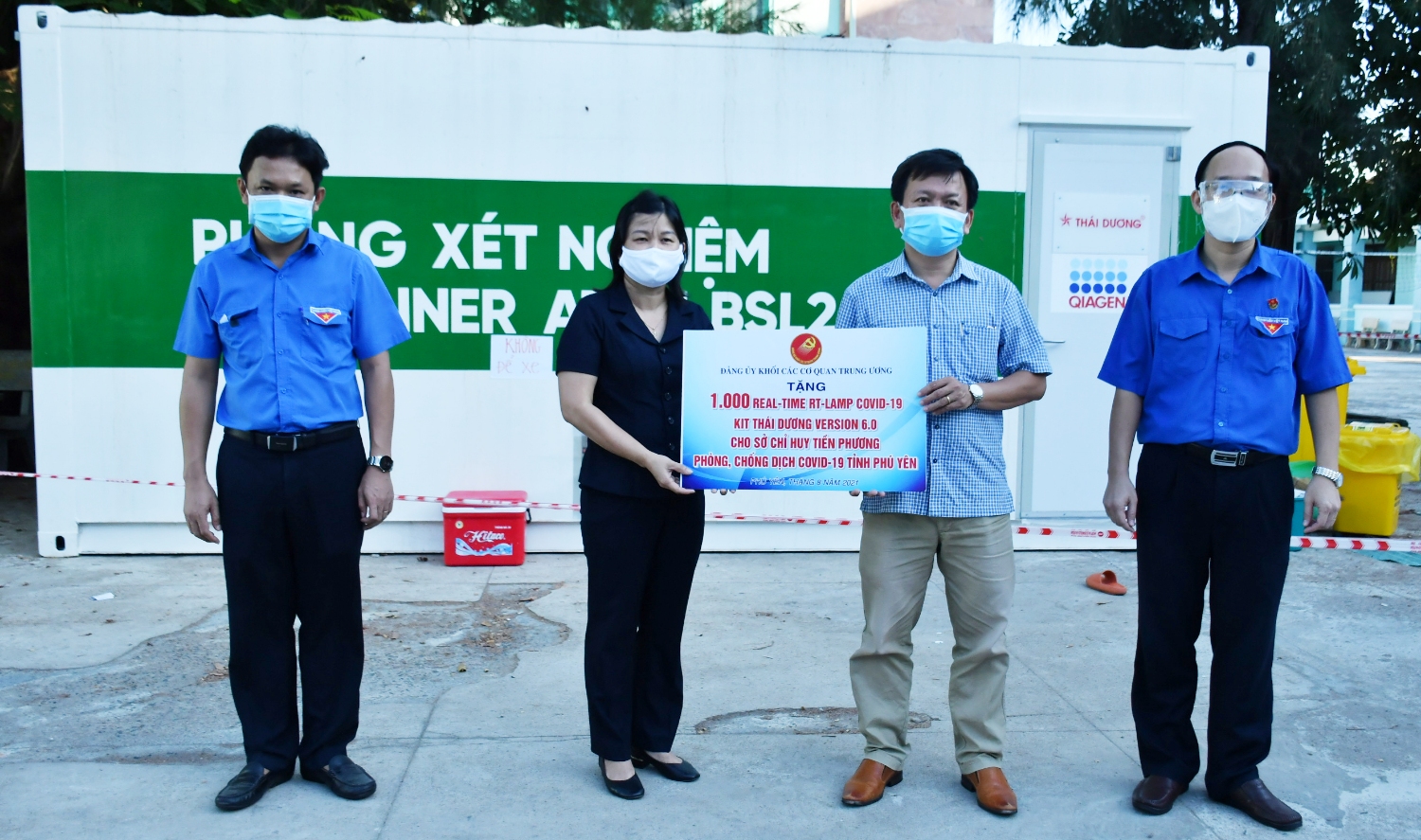 Phó Ban Dân vận Tỉnh ủy Lê Thị Ngọc Hoa trao biểu tượng trưng cho lãnh đạo Trung tâm Kiểm soát bệnh tật tỉnh.