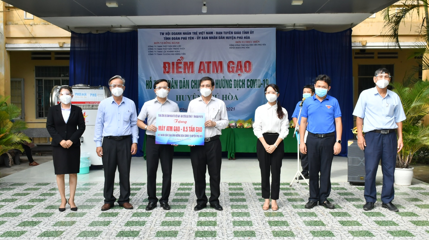 Đồng chí Bùi Thanh Toàn - Ủy viên Ban Thường vụ Tỉnh ủy, Trưởng Ban Tuyên giáo Tỉnh ủy trao biểu trưng hỗ trợ gạo cho lãnh đạo huyện Phú Hòa hỗ trợ người dân.