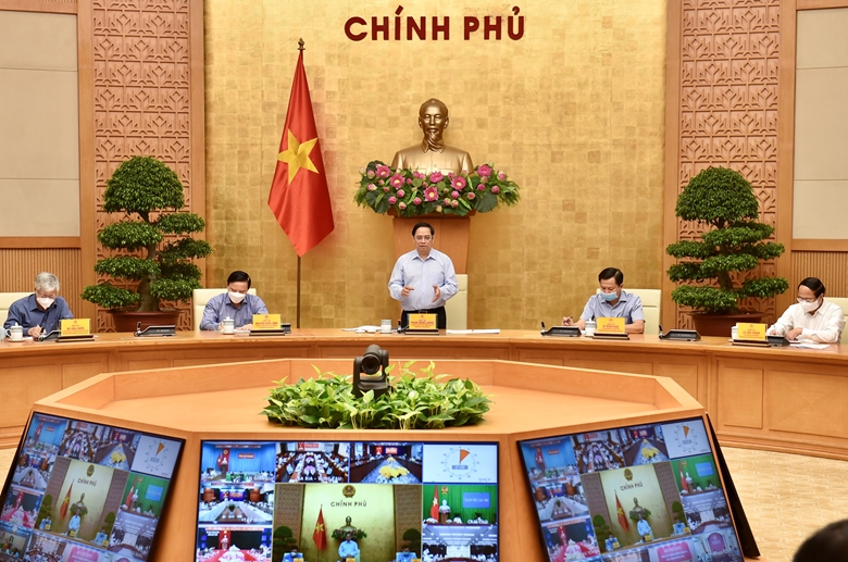 Thủ tướng Chính phủ Phạm Minh Chính, Trưởng Ban chỉ đạo Quốc gia phòng, chống dịch COVID-19 tại cuộc họp trực tuyến với các địa phương về công tác phòng, chống dịch COVID-19.