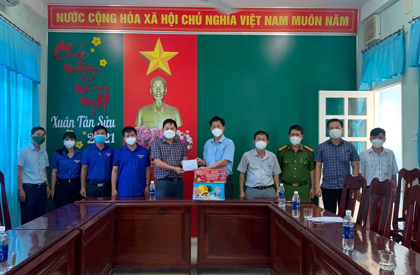 Bí thư Thị ủy Đông Hoà Trần Văn Tân tặng quà động viên Ban Thường vụ Thị Đoàn Đông Hoà.
