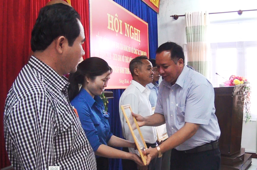 Bí thư Huyện ủy Sông Hinh Lơ Mô Tu trao giấy khen cho các tập thể, cá nhân xuất sắc.