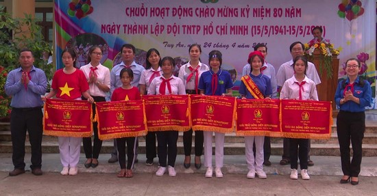 Khen thưởng các đơn vị có thành tích cao trong chuỗi hoạt động kỷ niệm 80 năm Ngày thành lập Đội TNTP Hồ Chí Minh.
