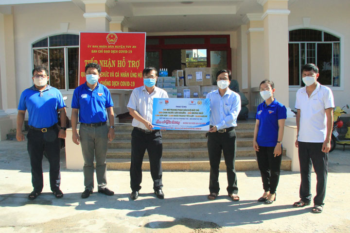 Chủ tịch Hội Doanh nhân trẻ Phú Yên Nguyễn Huỳnh Vĩnh Huy (thứ ba từ trái sang) trao nhu yếu phẩm, vật tư y tế hỗ trợ các khu vực phong tỏa tại huyện Tuy An