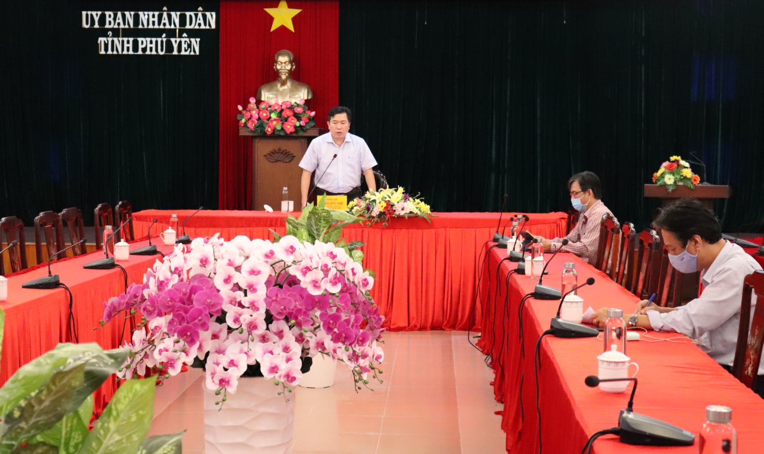 Chủ tịch UBND tỉnh Trần Hữu Thế, Chỉ huy trưởng Trung tâm Chỉ huy phòng chống dịch COVID-19 tỉnh phát biểu kết luận giao ban chiều 10/9.